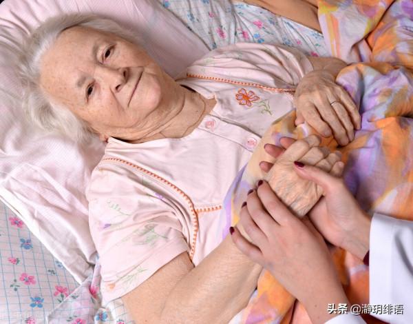 68歲阿姨哭述：相伴一生的老伴在我重病後不管不顧，盼著我早點走