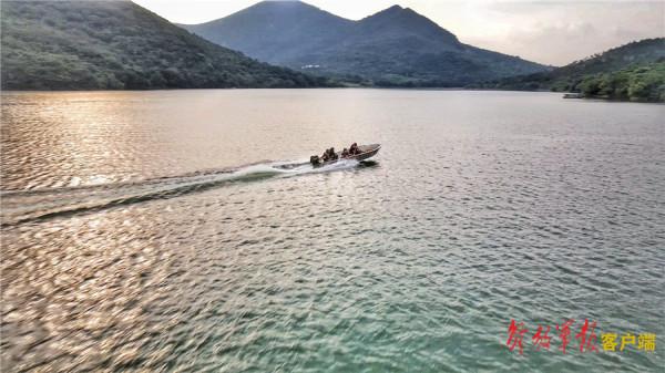 1小時，工兵搭建230米水上浮橋