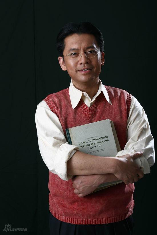 何政軍：錯過鞏俐娶初戀為妻，出道多年無緋聞，父親身份不一般