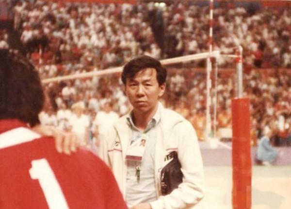 郎平一生恩師袁偉民！82歲高齡身體康健，潛心鑽研書法