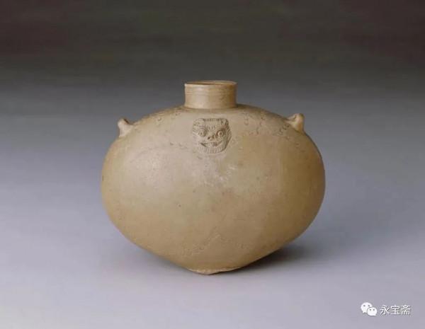 明龍泉窯青釉刻花人物葫蘆紋綬帶耳扁壺 明龍泉窯青釉刻花人物葫蘆紋綬帶耳扁壺