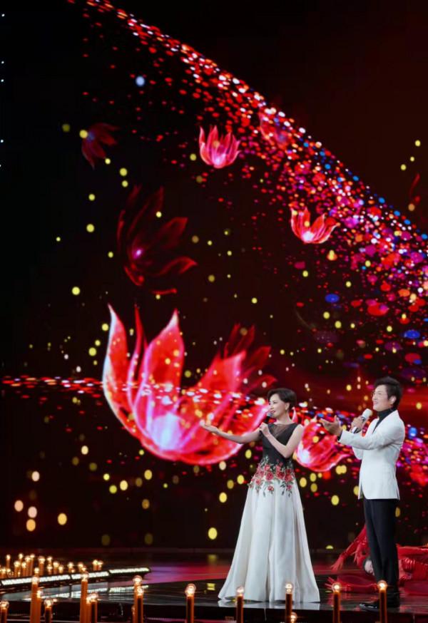 央視國慶晚會群星閃耀！劉嘉玲穿國產高定，劉濤戴30萬元珠寶吸睛