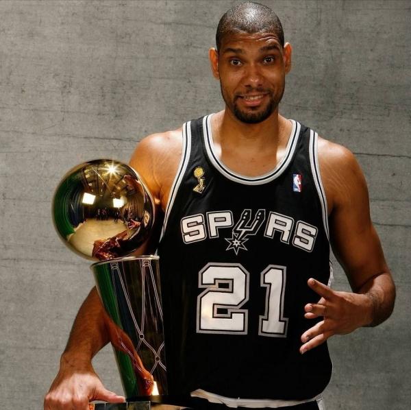 第一大前鋒鄧肯,對陣科比43勝39負,對陣詹姆斯又是多少? 第一大前鋒鄧肯,對陣科比43勝39負,對陣詹姆斯又是多少?