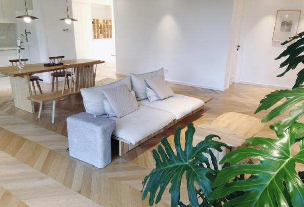 她的家一切從簡，客廳不放電視，不做任何修飾，卻處處充滿高階感