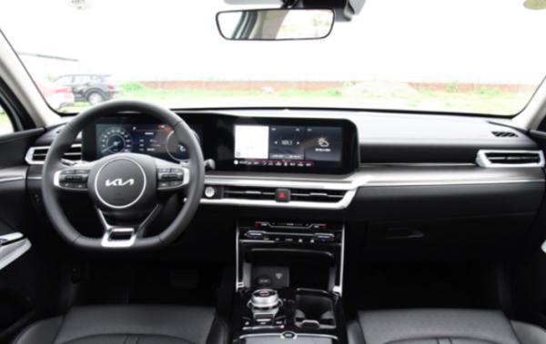 新款起亞K5凱酷登場,長近5米,12.3英寸雙聯屏,顏值更出色 新款起亞K5凱酷登場,長近5米,12.3英寸雙聯屏,顏值更出色