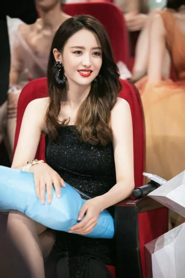 佟麗婭元氣滿滿，一顰一笑都美得讓人移不開眼，溫柔可人