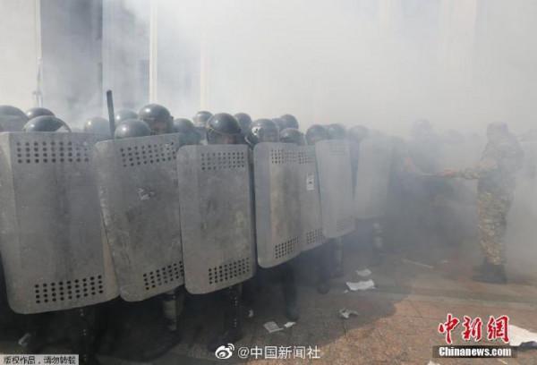 烏克蘭議會大樓附近發生衝突，數名抗議者被捕