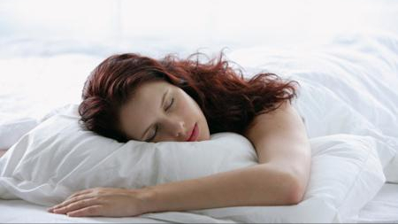 腰椎間盤突出，怎麼躺比較好？醫生教你3種睡姿，健康又舒服