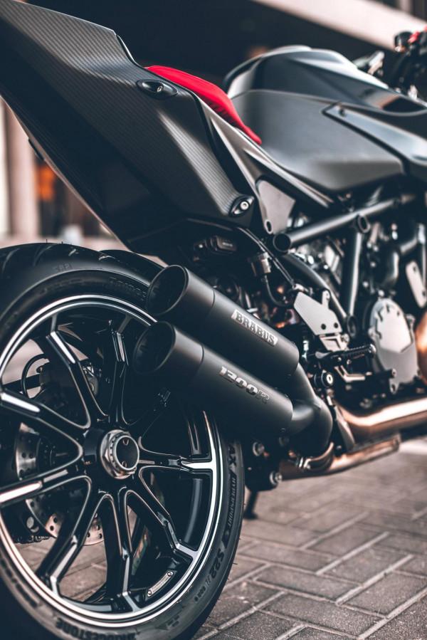 KTM - Brabus 博速 1300 R 戶外特寫