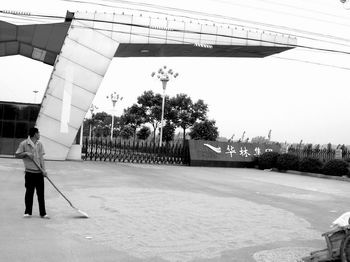 他，16歲收破爛，30歲昏迷8個月，40歲成河南首富，43歲獲刑20年