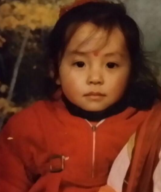 張靚穎“撞衫”景甜，同穿黑西裝亮面，和馮珂“分手”後滿臉疲憊