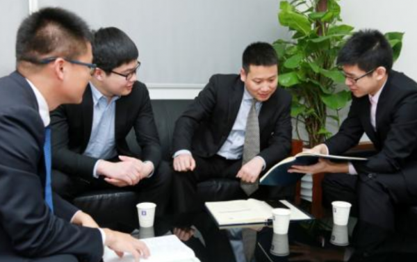 畢業10年發現,選擇律師事務所和公務員的法學生,差距不是一點點 畢業10年發現,選擇律師事務所和公務員的法學生,差距不是一點點