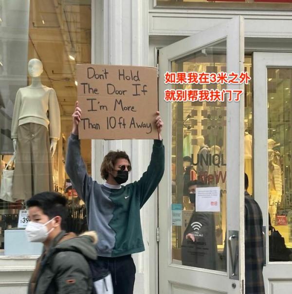 美國小哥一臉嚴肅,舉牌吐槽生活中的小事,非常有共鳴了 美國小哥一臉嚴肅,舉牌吐槽生活中的小事,非常有共鳴了