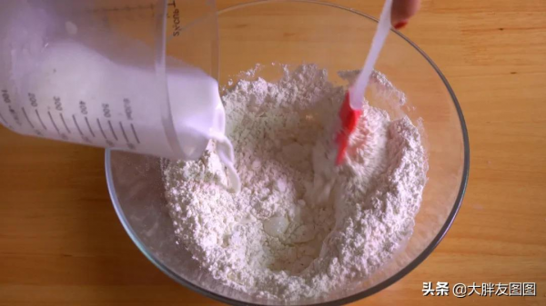 揭秘！奶黃包的家常做法，爆漿流心，軟到捏不住