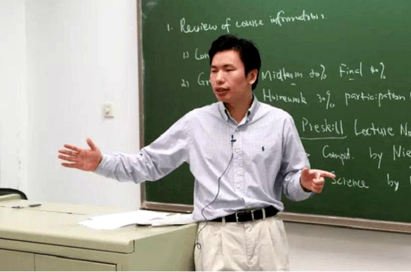 中國物理天才在美國獲得終身教授榮譽，接到一通電話立馬回國，只因一句：祖國需要你