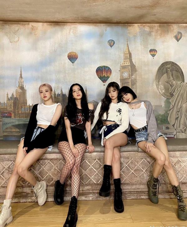 粉墨萬聖節！Jennie模仿美杜莎，Lisa模仿木頭人，Jisoo模仿lisa