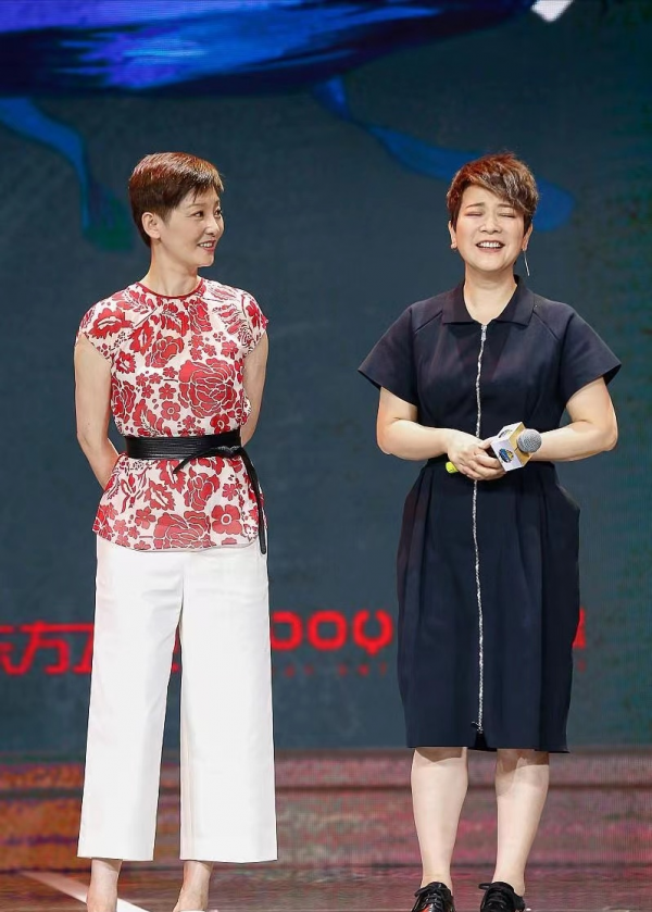 徐帆越老越有氣質,穿紅色印花上衣配闊腿褲,配腰帶簡約高階 徐帆越老越有氣質,穿紅色印花上衣配闊腿褲,配腰帶簡約高階