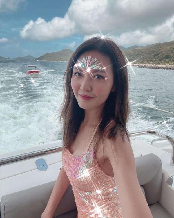 港姐謝嘉怡復古風大片曝光，穿花襯衣戴超大金耳環，被贊生錯年代