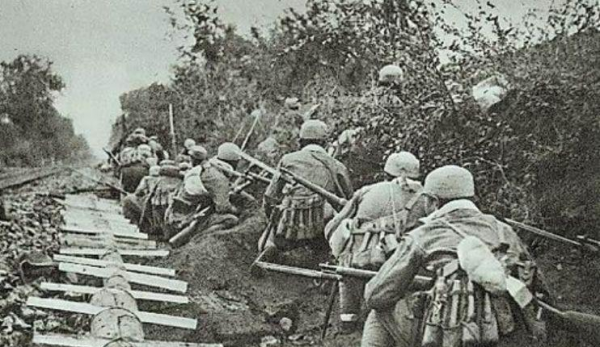 匪首罪行累累，皮定均攻打十天未克，找大棺材和五百斤炸藥建奇功