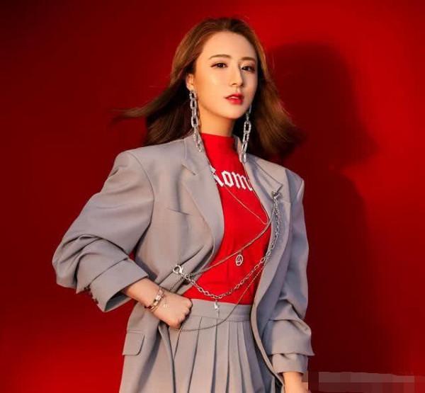 “過氣網紅”馮提莫3年能撈金25億？財富中文網闢謠：假的