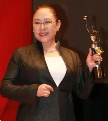 一婚被家暴，二婚被嫌棄，三婚惹爭議，71歲的斯琴高娃怎樣了？