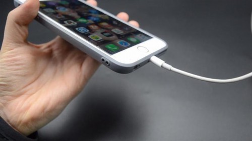 邊充電邊玩手機可以嗎？