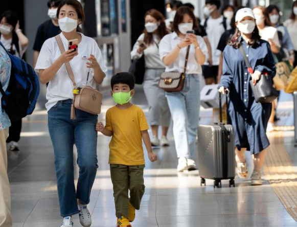 12月6日，美機逼近我軍禁區；法國“特朗普”被砸場；西方坑日韓