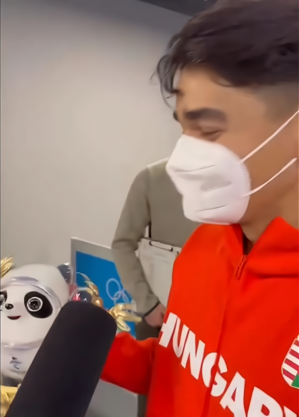 中匈混血奧運冠軍：我要再贏一個冰墩墩給3歲妹妹，這個我不給她