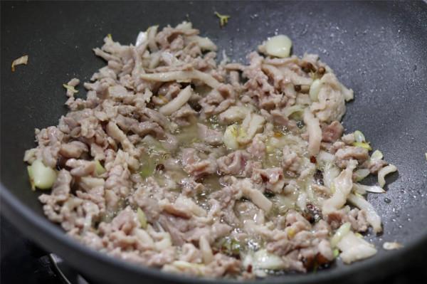 滷麵不香，湯麵麻煩，學會面條這做法，飯菜一鍋出，冷熱都好吃