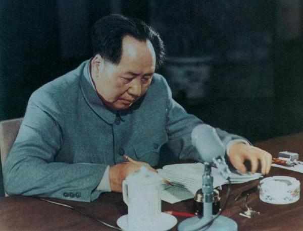 英文翻譯遇難題，毛主席出手幫忙，周恩來曾說：主席詞彙量比我多