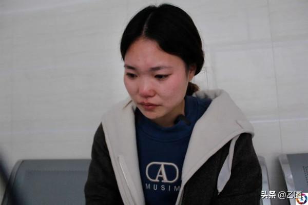 媽媽教失明女兒用木棍走路，被反問：每個人都用棍子嗎？媽媽哭了