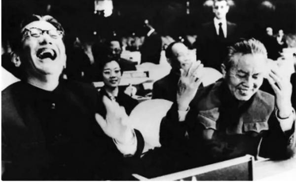 喬冠華和章含之相愛10年，臨終前詢問妻子：我死後你願跟我合葬嗎