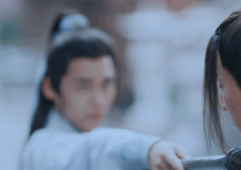 李易峰這些年拍戲的一個習慣表情，《鏡雙城》就是圓潤了啊