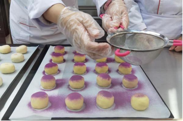 北京稻香村升級店內烘焙間，點心現烤現吃