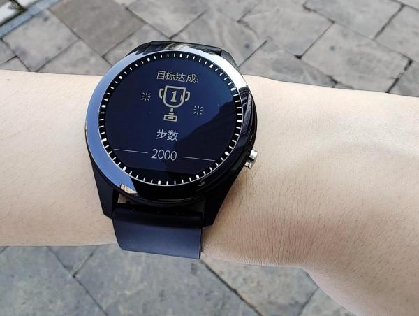 主打健康監測，兼顧續航和戶外使用 - 華碩健康表2代 VivoWatch SP