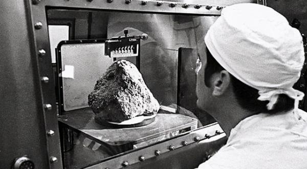 美國贈送的月岩被證實是假貨，荷蘭網友：這國際玩笑開大了