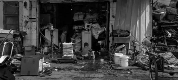 1982年，北京老人撿回兩把&OpenCurlyDoubleQuote;破椅子&rdquo;，29年後竟拍出2300萬的天價