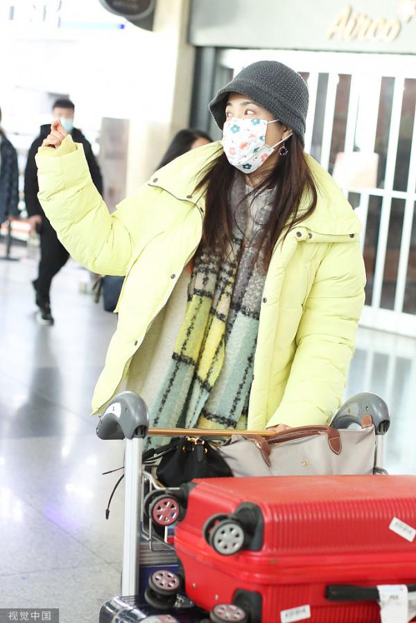 曾黎穿黃色外套亮眼十足 遇鏡頭招手氣質好 曾黎穿黃色外套亮眼十足 遇鏡頭招手氣質好