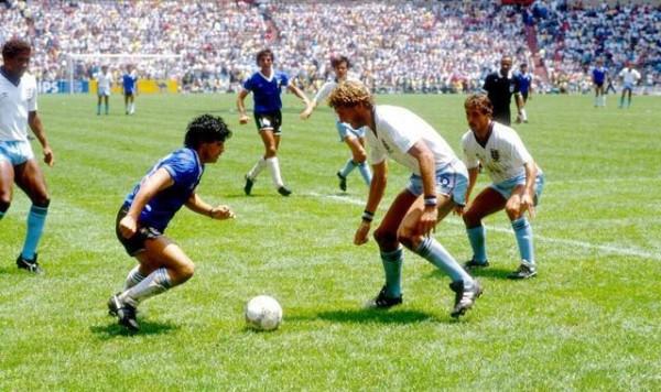 光從技術含量來說，馬拉多納和梅西的連過五人哪個技術含量更高？