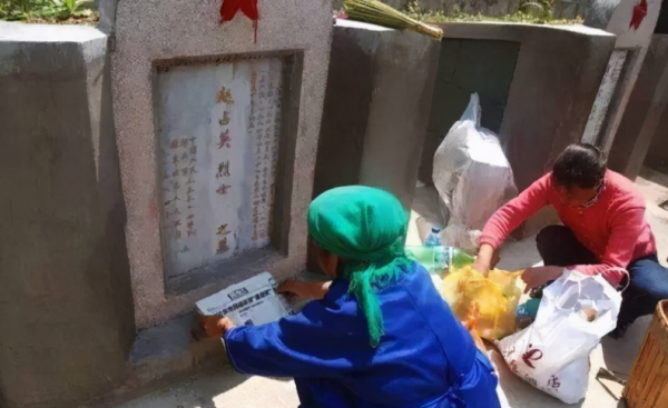 21歲戰士犧牲,母親苦等20年湊夠路費,墳前放聲痛哭:媽媽來晚了 21歲戰士犧牲,母親苦等20年湊夠路費,墳前放聲痛哭:媽媽來晚了