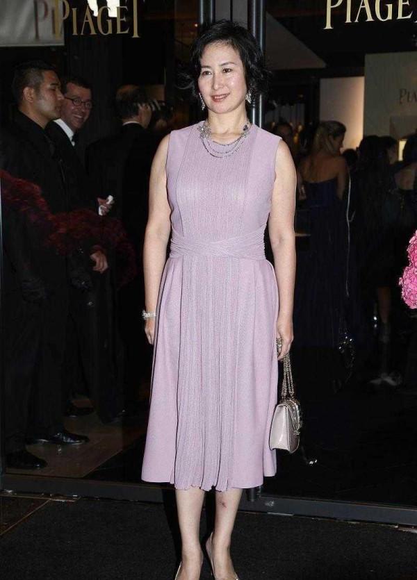 何超瓊美在骨子裡！穿紫色裙裝優雅高階，哪有半點中年婦女氣質？