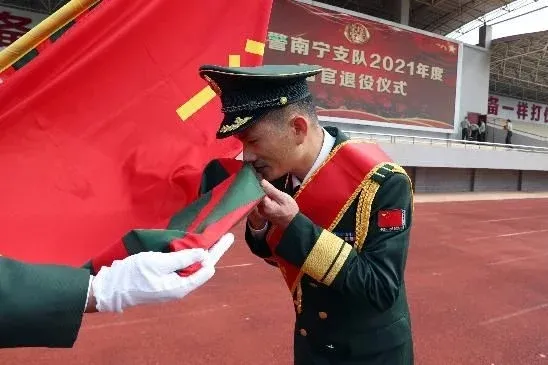 武警警官退役儀式，紀念品亮了