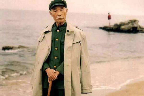 司令員下部隊暗訪,炊事員以為他是伙伕,讓其幫忙做飯,後來如何 司令員下部隊暗訪,炊事員以為他是伙伕,讓其幫忙做飯,後來如何