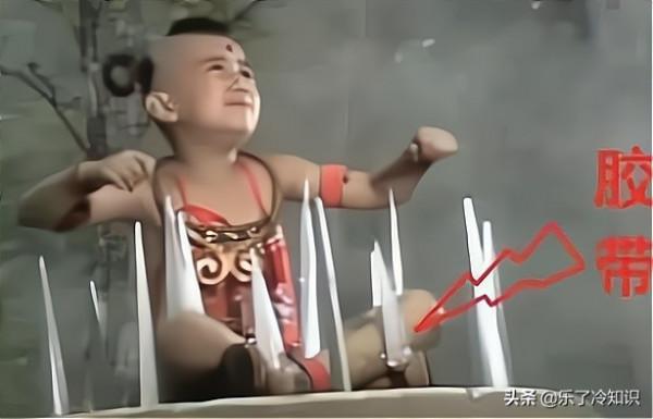 笑到肚子痛的穿幫鏡頭，劉亦菲盪鞦韆忍了，關曉彤的腿過分了吧