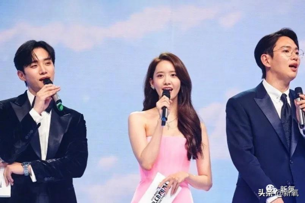 她倆站一起，就是英年發腮和中年緊緻的慘烈對比了