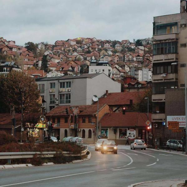 系列遊記 波、塞、黑篇（五）彈孔紀念碑和木頭城留下的印記