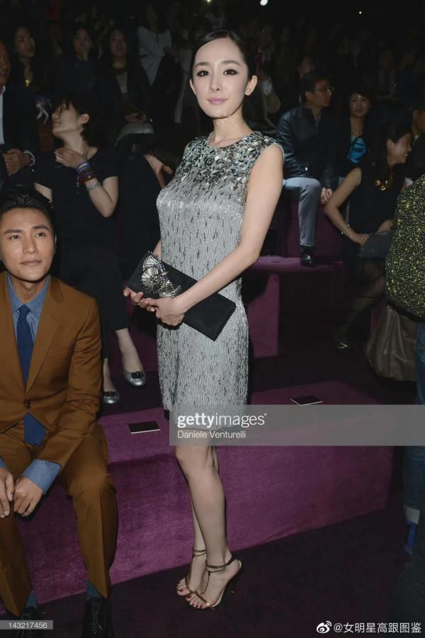 楊冪早期菸灰色包臀裙出席現場活動，老圖新發