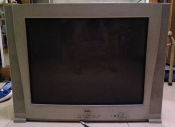 安徽40多歲兩單身兄弟收一養女，30年後女孩不離不棄帶著養父上班