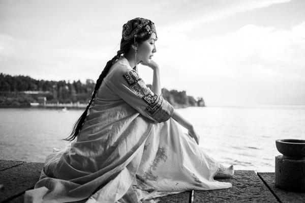 婁藝瀟生日寫真釋出 寧靜悠遠治癒力十足