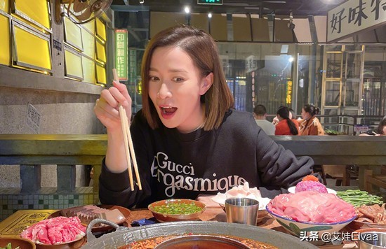 佘詩曼也太愛美了，大冬天穿連帽外套配舊靴趕機，打扮清涼真窈窕